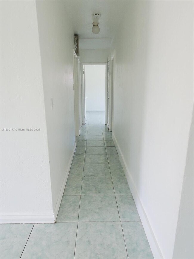 Foto del edificio - 1240 NE 143rd St