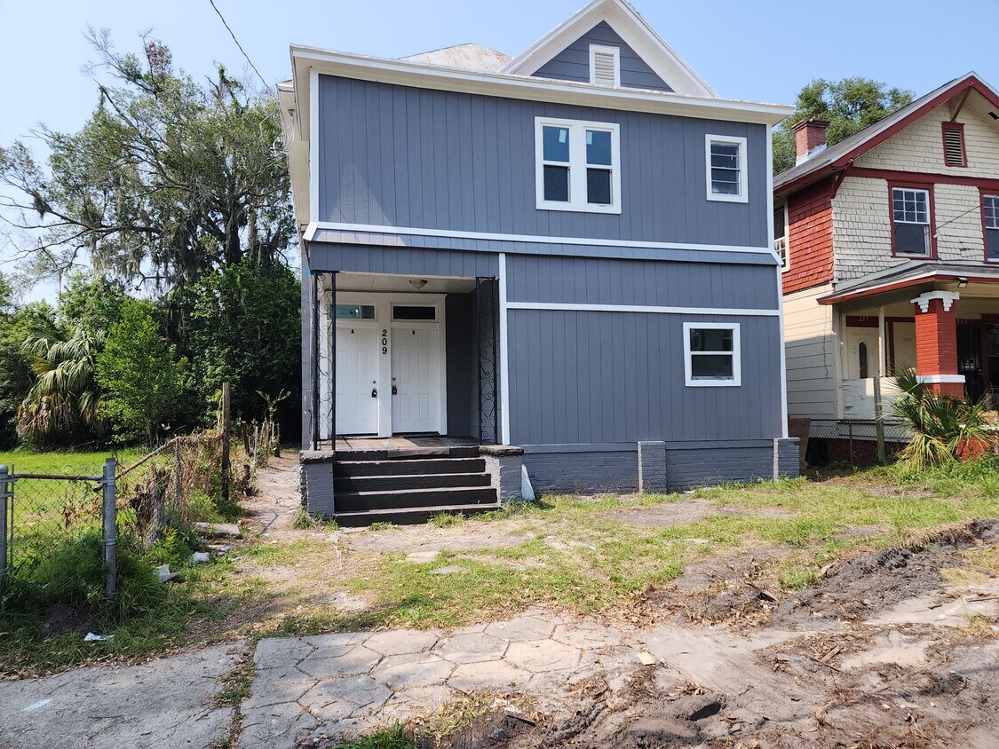 Primary Photo - 211 E 17th St