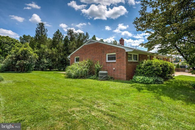 Building Photo - 1407 Lowther Rd