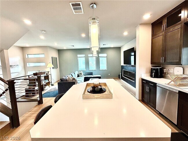 Foto del edificio - 8044 Carpenter Creek Ave