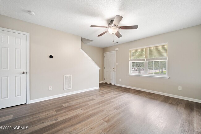 Building Photo - 1000 Banister Loop