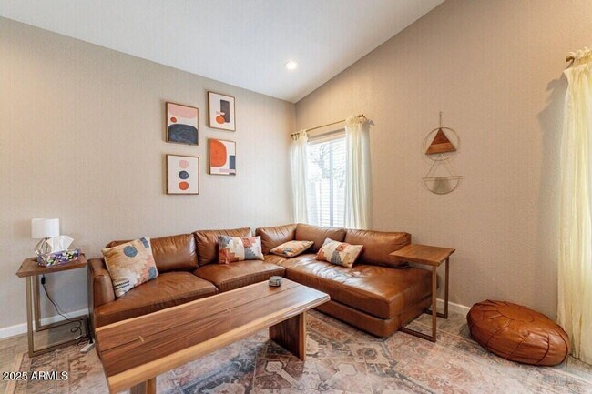 Foto del edificio - 6813 E Grandview Dr