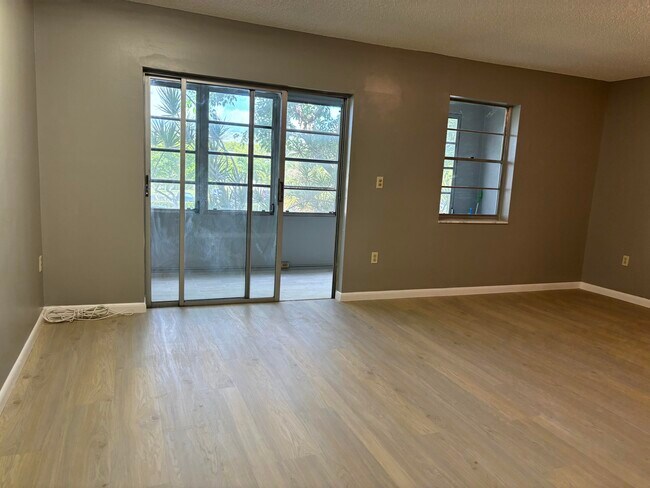 Building Photo - 4980 E Sabal Palm Blvd