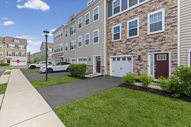 Building Photo - 8 Venice Ln