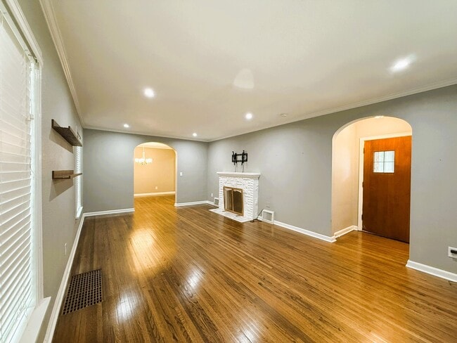 Building Photo - 514 S Crestway St
