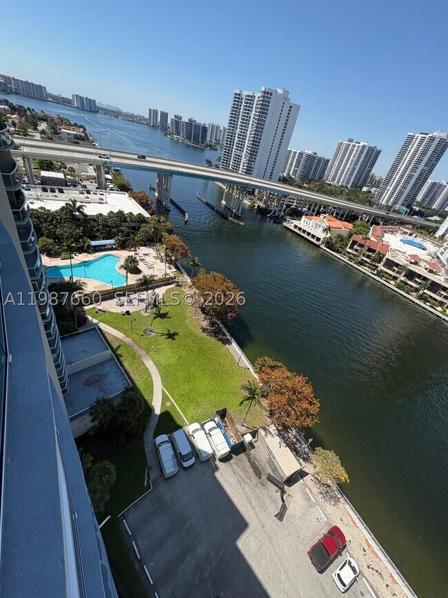 Foto del edificio - 19390 Collins Ave