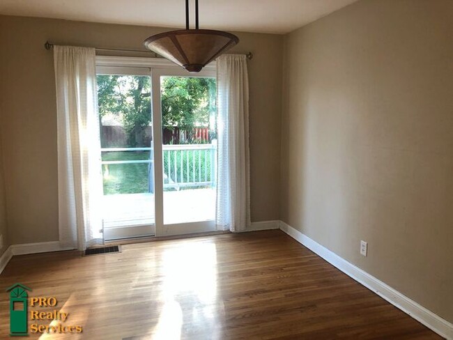 Building Photo - 3 Bedroom Home with Large Fenced in Yard