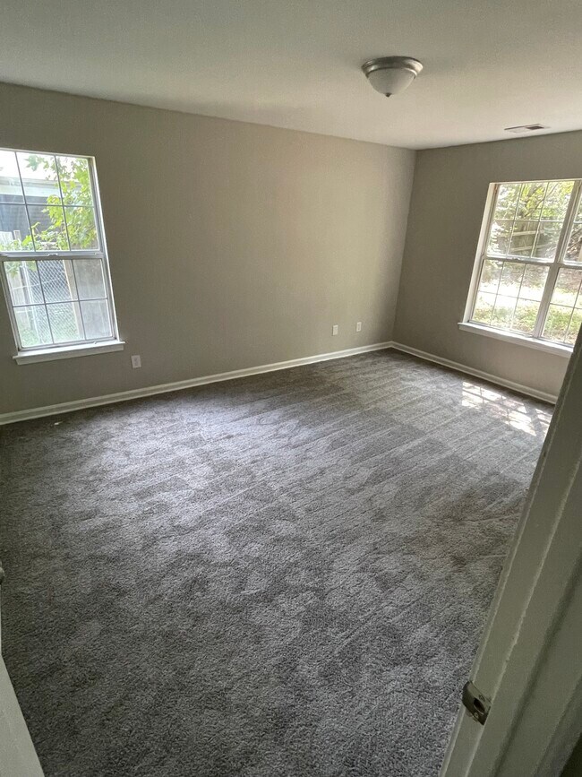 Foto del edificio - 7825 Royce Hall Ln