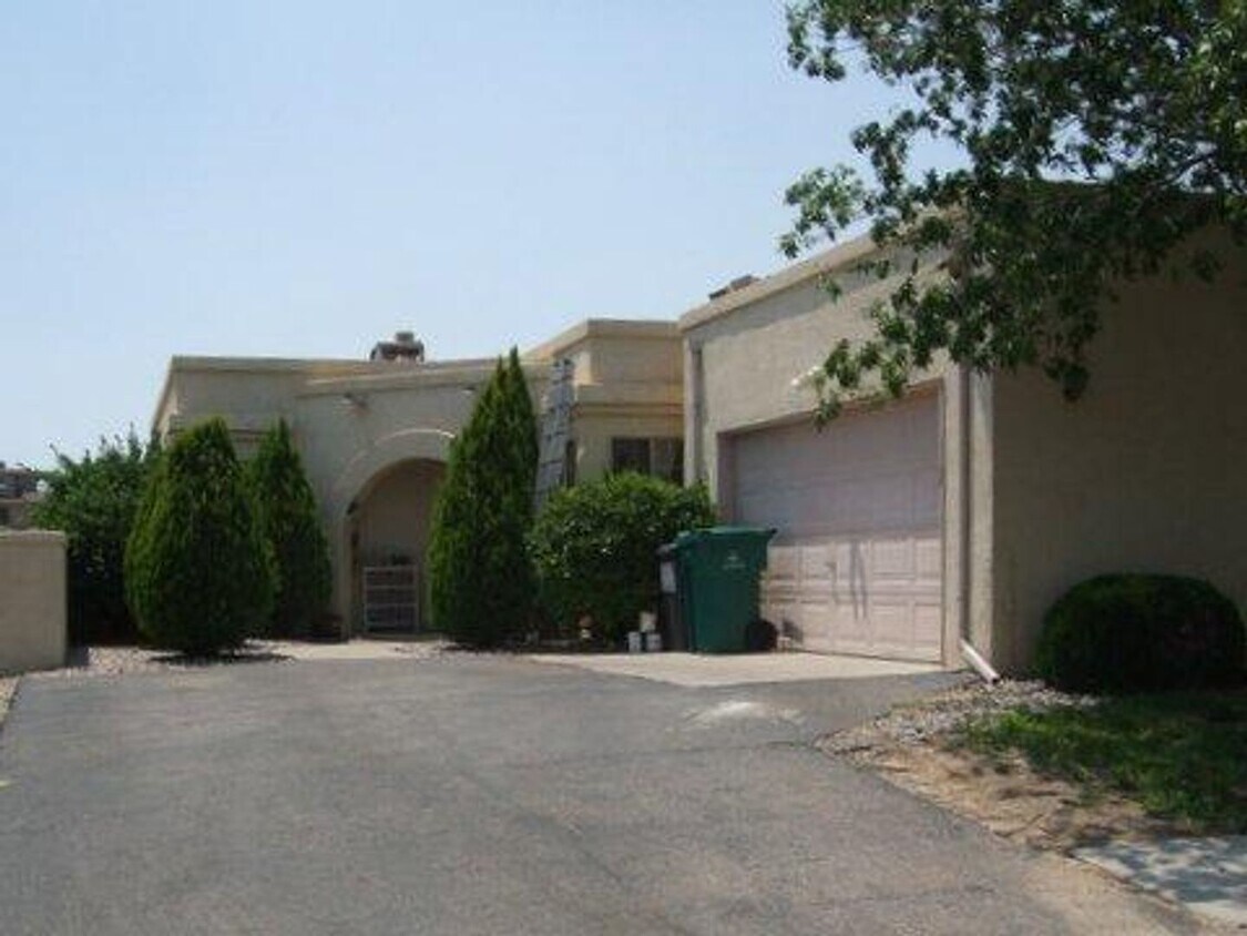 Foto principal - Beautiful 2 Bedroom 1.5 Bath Home. Rio Rancho