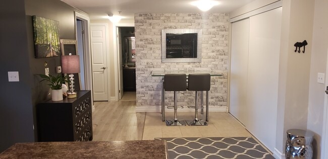 Building Photo - 67 Kingsbury Sq