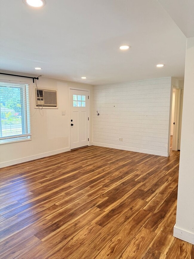 Building Photo - Charming Mid-Century Home in Shoreline