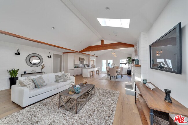 Building Photo - 2415 Cloverfield Blvd