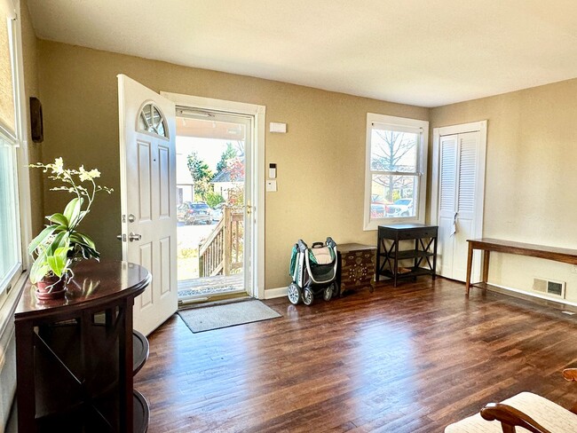 Building Photo - 4 Bed + 2 Bath - Screened in Porch! Pets W...