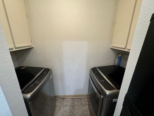 Foto del edificio - Beautiful 3 Bedroom, 2 Bathroom Upstairs C...