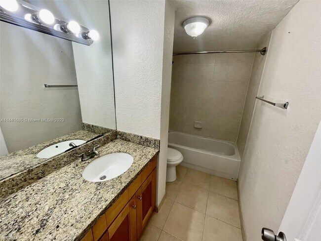 Foto del edificio - 2 br, 2 bath Condo - 8101 Crespi Blvd Apt 204