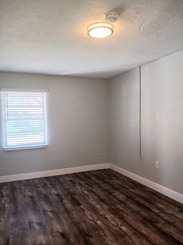 Building Photo - Charming 1 Bedroom 1 Bath. Utilities included. Your fury friends are Welcome!