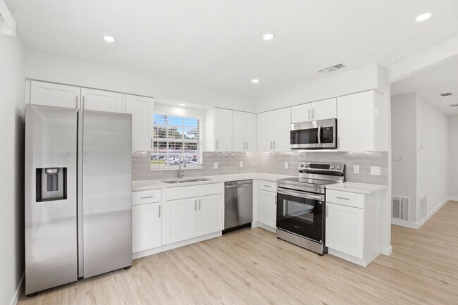 Building Photo - Gorgeous 3BR Duplex with Designer Upgrades Throughout
