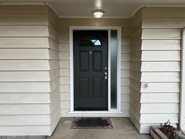 Building Photo - 3 bedroom 1 bathroom single level home!
