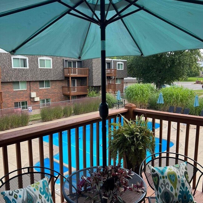 Foto del edificio - 2 Bedroom with balcony view of the pool