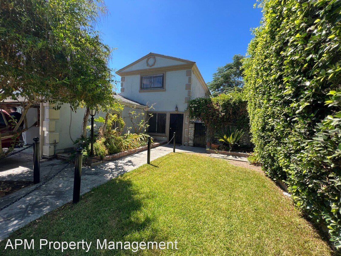 Primary Photo - 4 br, 2.5 bath House - 130 E 77th St.
