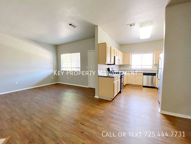 Building Photo - 3 BEDROOM 2 BATH CONDO WITH ATTACHED 2 CAR...