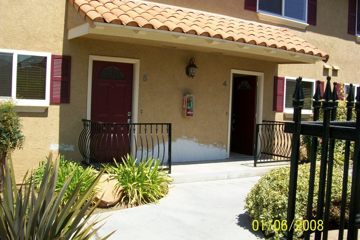 Primary Photo - 2 Bed 1.5 Bath Condo