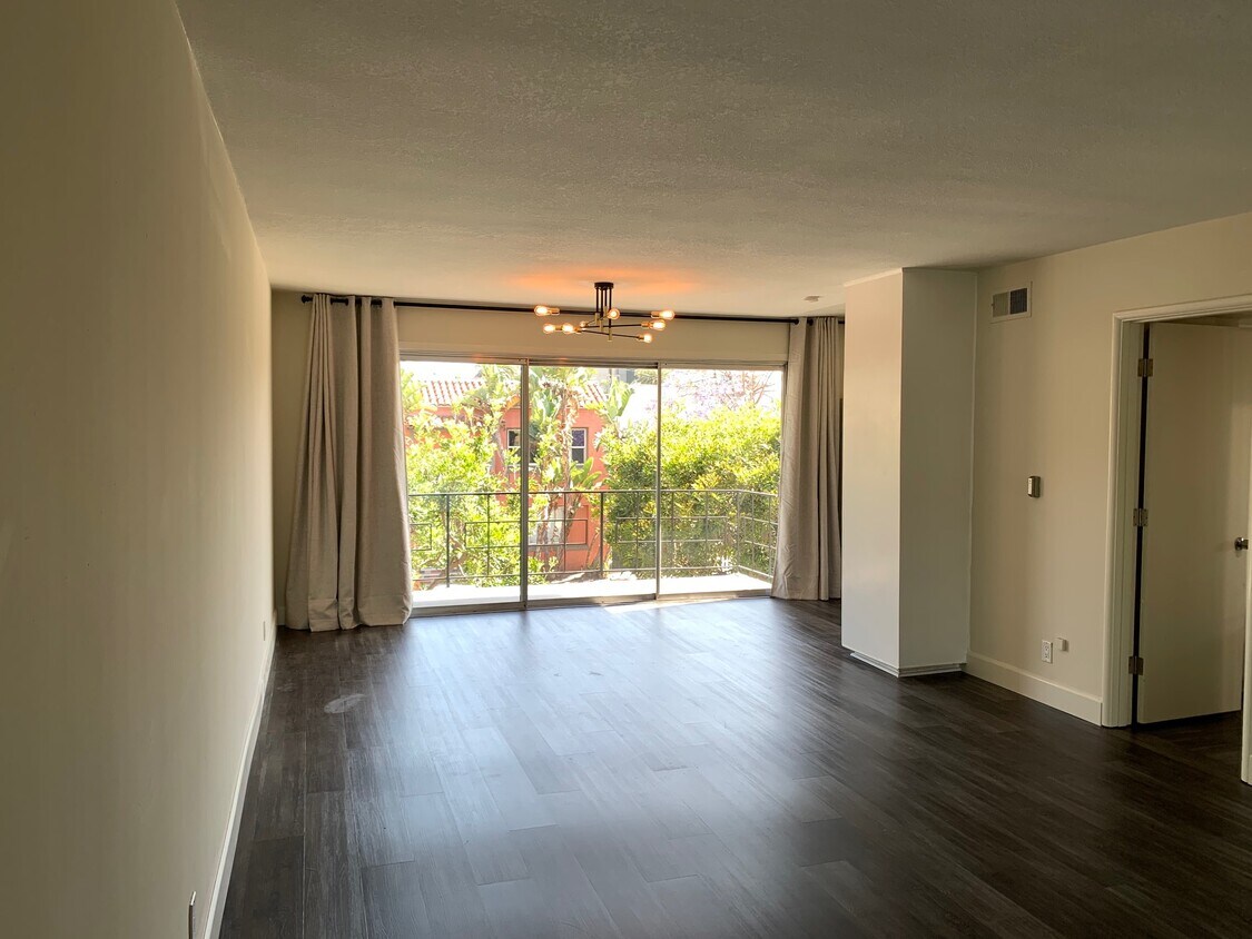 Living / Dining - 1329 E 1st St