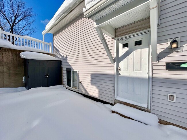 Foto del edificio - 4 Bedroom 2 Story Home in Northeast GR!