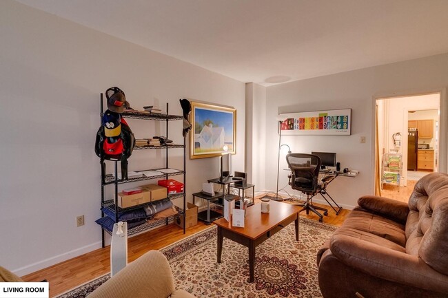 Foto del edificio - 513 1/2 W James St