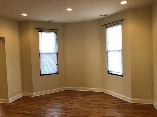 Building Photo - 5407 N Ravenswood Ave