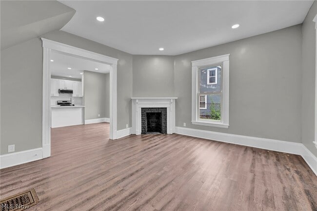 Building Photo - 2221 E 97th St