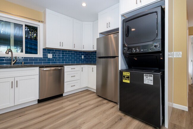 Building Photo - New Construction - Centrally located - Pri...