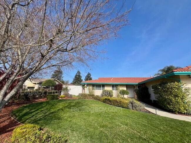 Building Photo - 3884 Bayview Cir