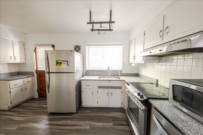 Foto del edificio - **Charming Family Home in Top-Rated School...