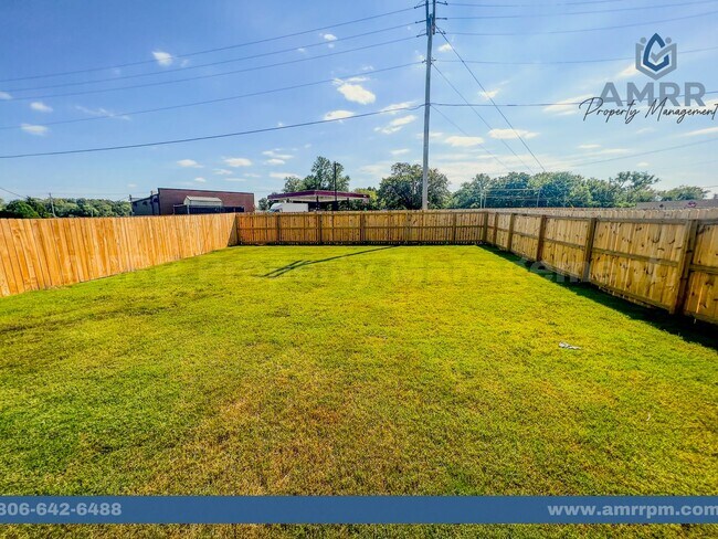 Building Photo - Amazing 3 Bedroom Townhome