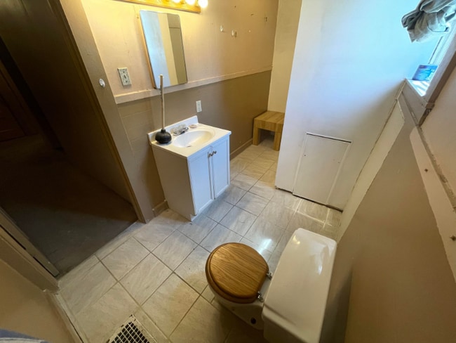 Building Photo - 1202 Gomber Ave