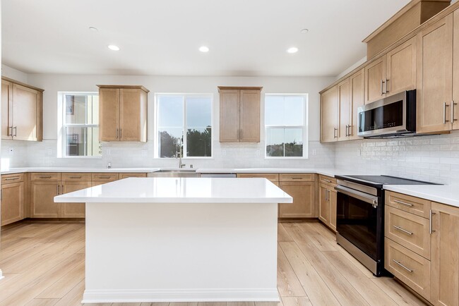 Building Photo - Beautiful 4Br/3.5Ba Townhome - Brand New C...