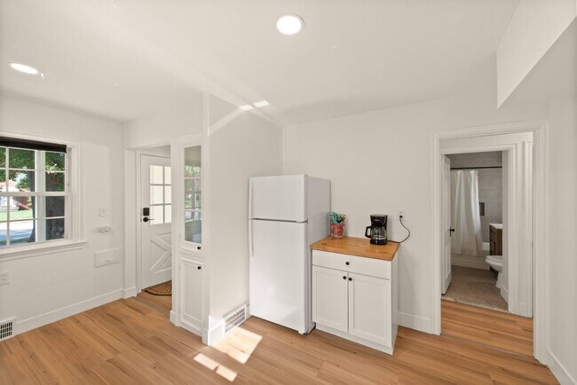 Foto del edificio - 611 E 260th St