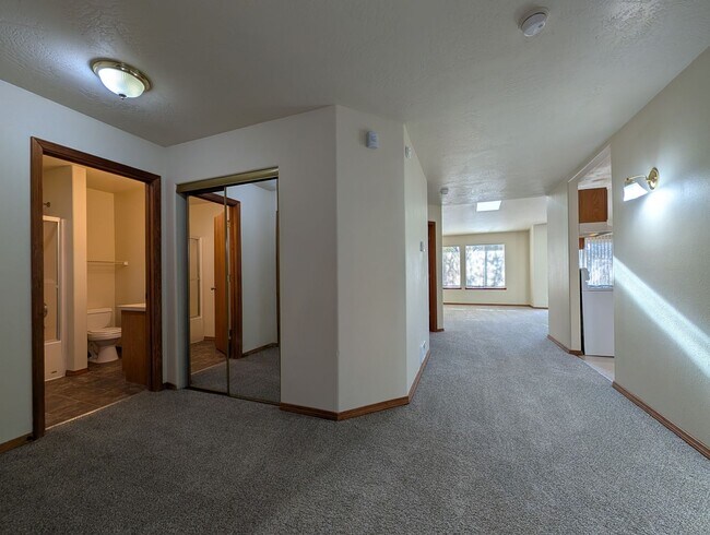 Foto del edificio - Spacious 2-Bedroom, 2-Bath Duplex In The River Rd Area!