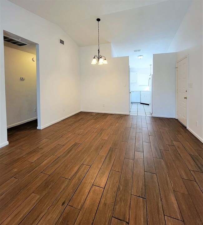 Building Photo - Spacious 3 bedroom duplex for rent in NE T...