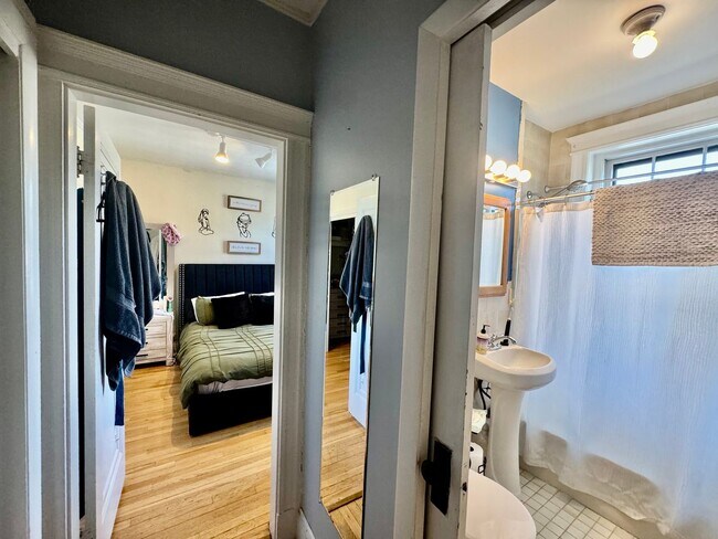 Building Photo - Spacious Cambridge 1 Bed