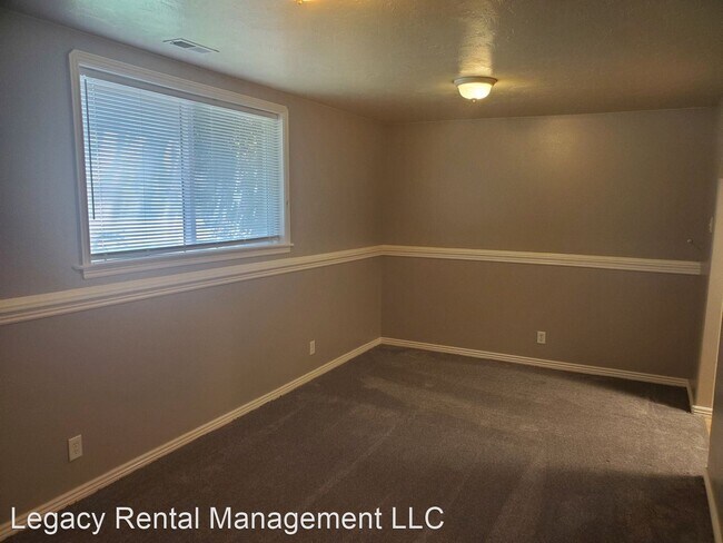 Building Photo - 2 br, 1 bath House - 215 W Center St. #7