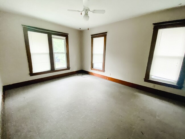 Building Photo - 3 Bedroom, 1.5 Bath on Campus