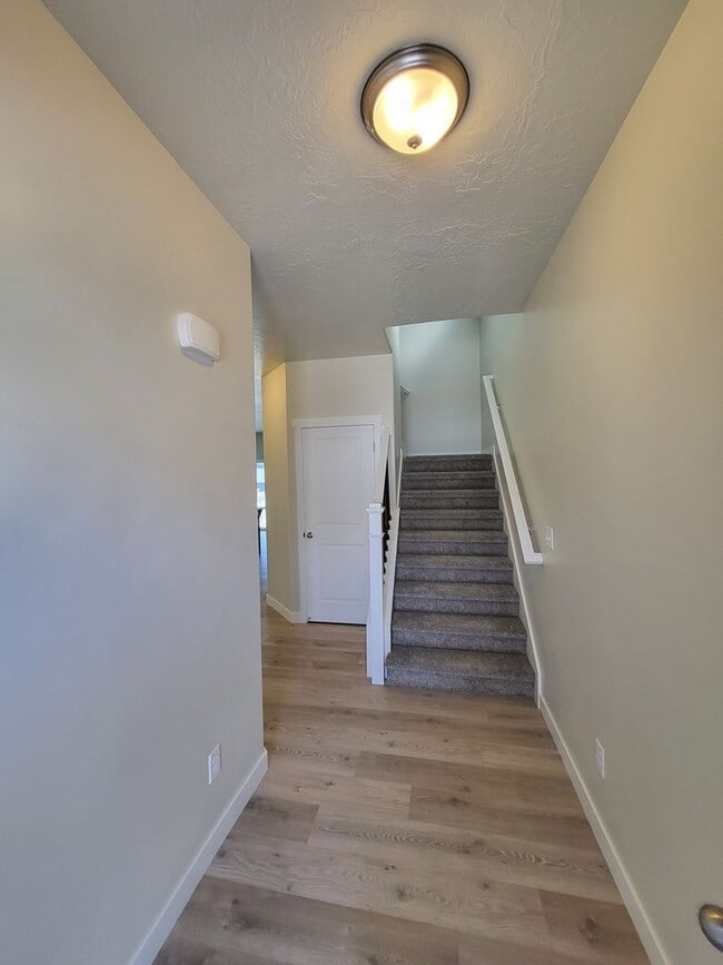 Building Photo - 3 Bedroom Townhome