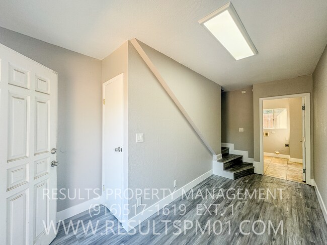 Foto del edificio - Freshly updated 2 bedroom duplex w garage