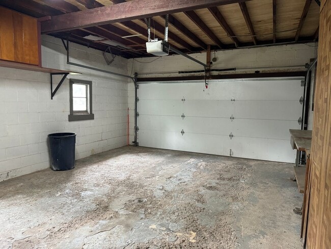 Building Photo - Single Family Home - Available - Will not ...