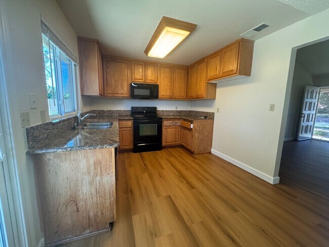 Foto del edificio - Recently Remodeled Four Bedroom Rosemont Home with Large Backyard!