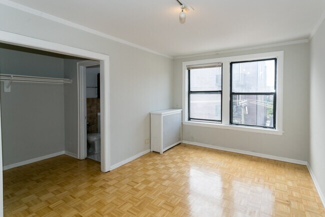 Building Photo - 629 W Belmont Ave