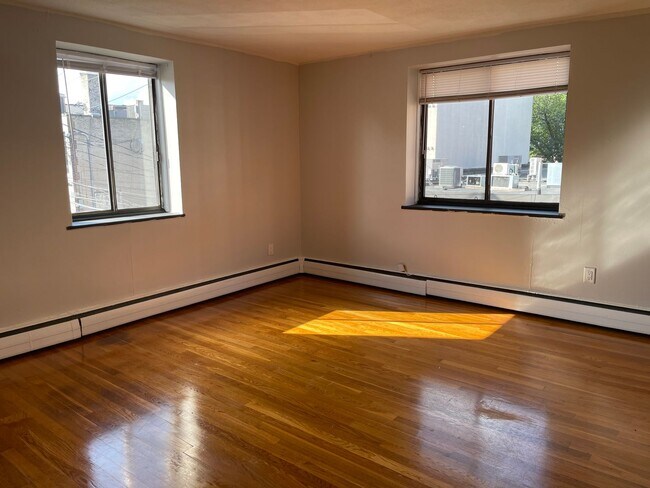 Foto del edificio - Renovated 2 bed next to BU and Train 1 Fre...