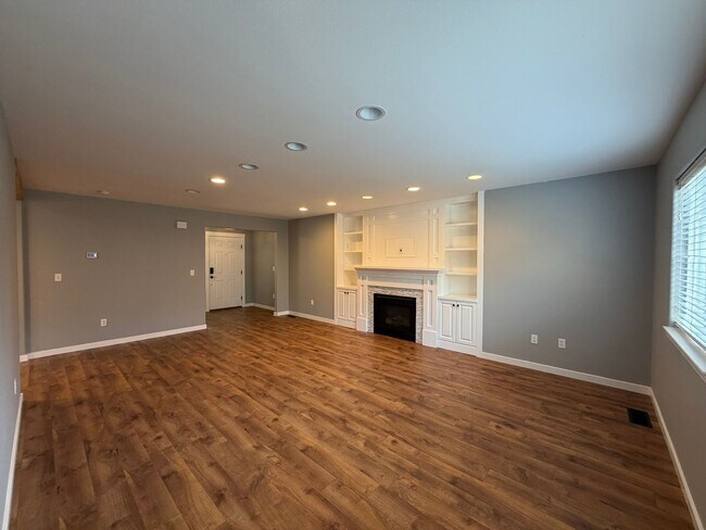 Foto del edificio - Spacious 4-Bedroom Home Near Lake Stevens in Desirable Noble Court